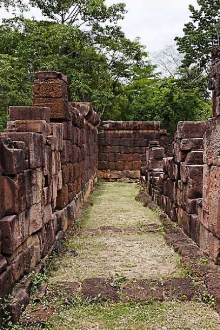 27-Prasat Ta Muen Thom-040